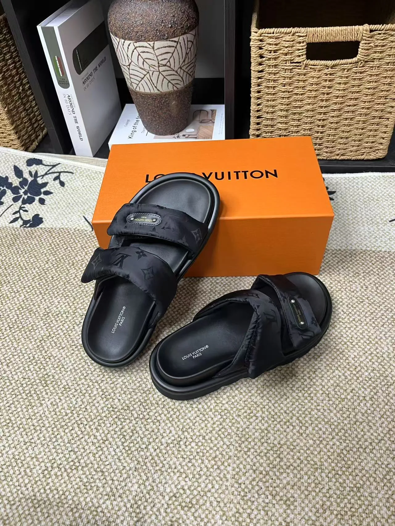 P340 yuan LV Louis Vuitton Full of high-end feel! A popular model among bloggers at home and abroad, it’s retro and fashionable, and looks stunning on your feet! Mainly recommended model on the official website★ ━━━━━ ЅᏇєєt ━━━━━ ▪️Upper: original calfskin ➕5D printing process ▪️Inner: imported mixed sheepskin ▪️Outsole: original molded foam outsole ▪️Size: Female 35-40 Men's 39-44 (women's 41 men's 45)